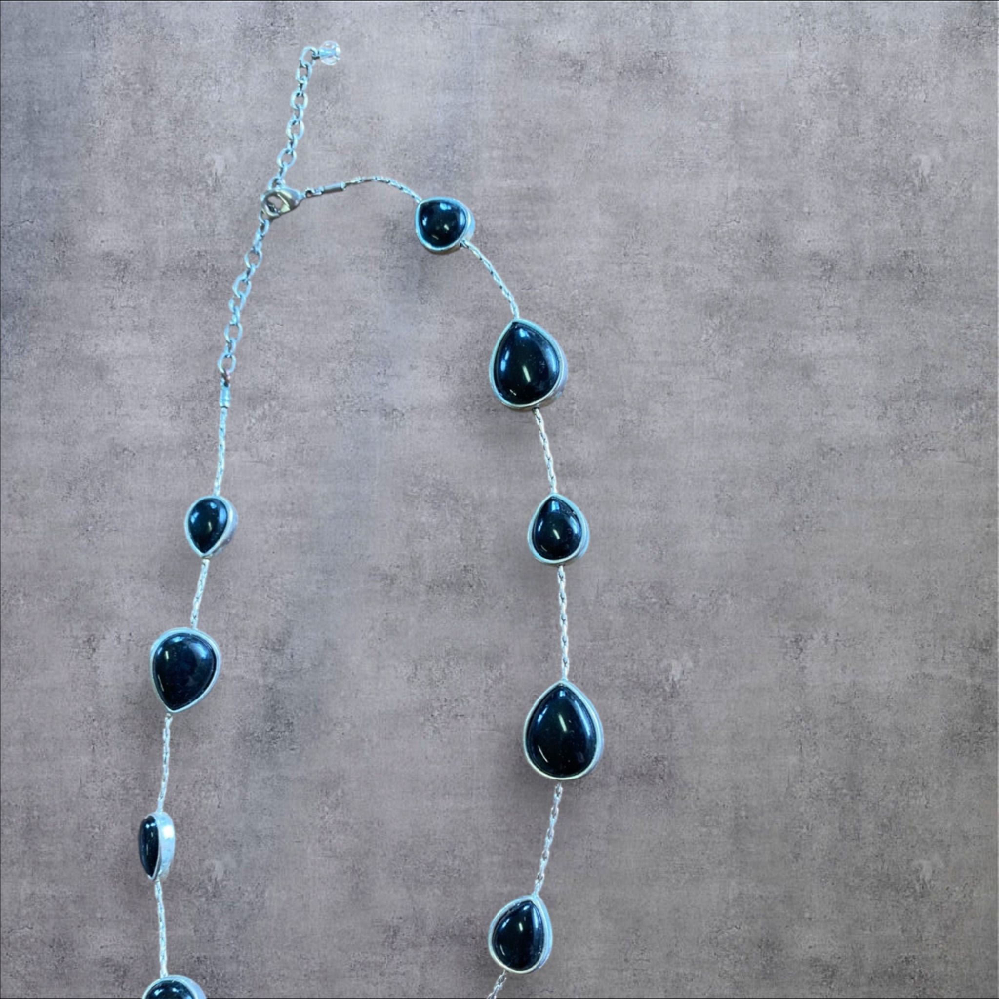 Great Condition 20 Black Teardrop Necklace 14$